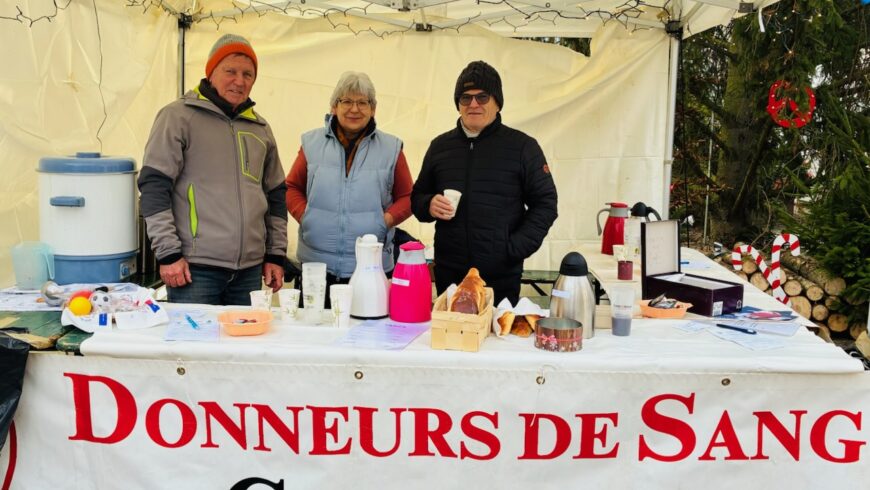 Vente de boissons chaudes et mannalas par l'Amicale des Donneurs de Sang de Châtenois